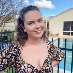 Meet your Posher, Claudia